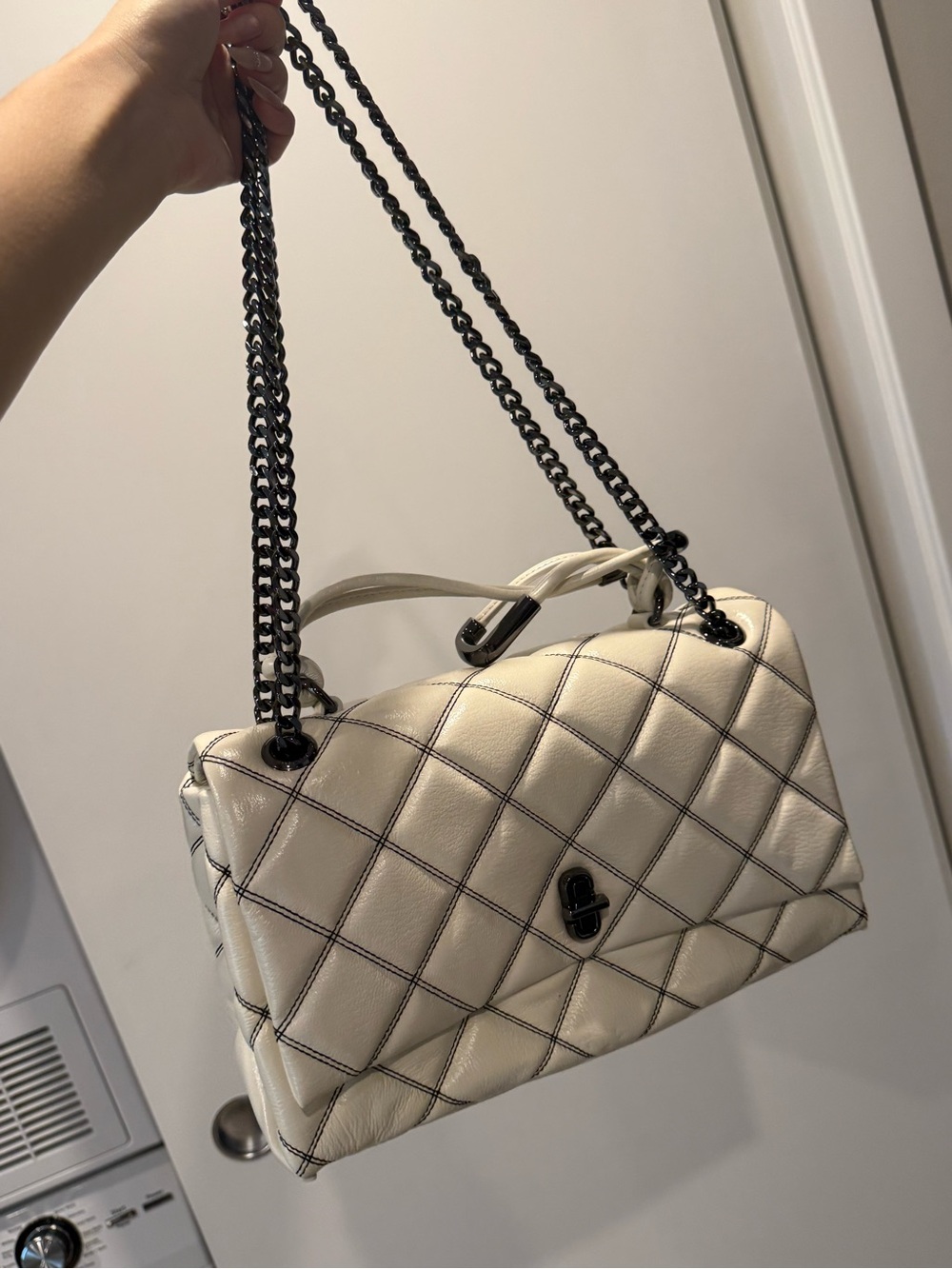 Marc Jacobs Cream Quilted Shoulder Bag with Gunmetal Chain (never used) - Picture 4 of 11
